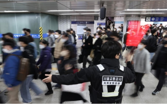 7日早高峰期间，首尔交通公社工作人员在地铁1号线首尔站维持秩序。 图自韩媒