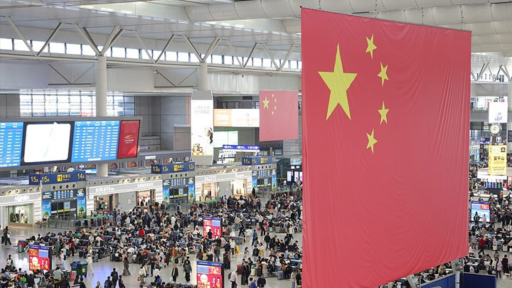 旅游形态更趋多样，出入境游双向奔赴，火热假期彰显中国韧性活力