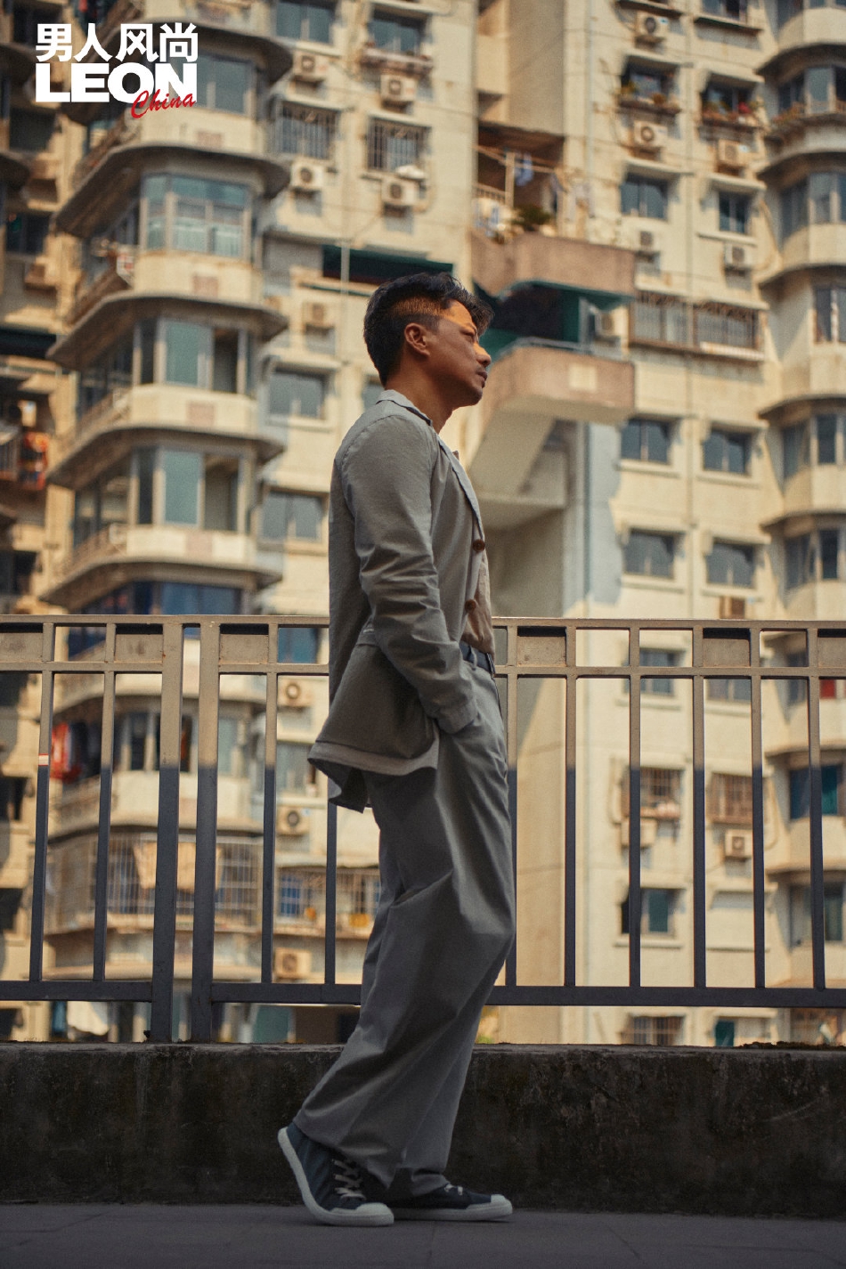 段奕宏写真大片释出着卡其色外套复古随性