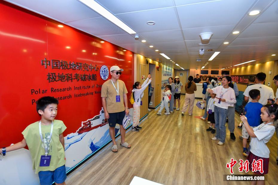 中新社记者 骆云飞 摄 6月2日，完成中国第41次南极考察任务的“雪龙2”号极地科学考察破冰船，停靠在海南省海口市秀英港码头，开启为期5天的公众开放日活动。公众可近距离参观实验室、驾驶室以及飞行平台等多个特色区域。“雪龙2”号是中国首艘自主建造的极地科学考察破冰船。图为民众在“雪龙2”号极地科学考察破冰船登船大厅打卡拍照。