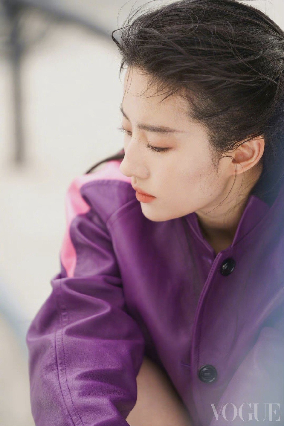 刘亦菲再登vogue封面 酷飒运动风