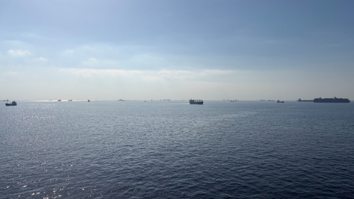 滞留波斯湾的中国船员：“头顶战机盘旋，船上缺水断菜”