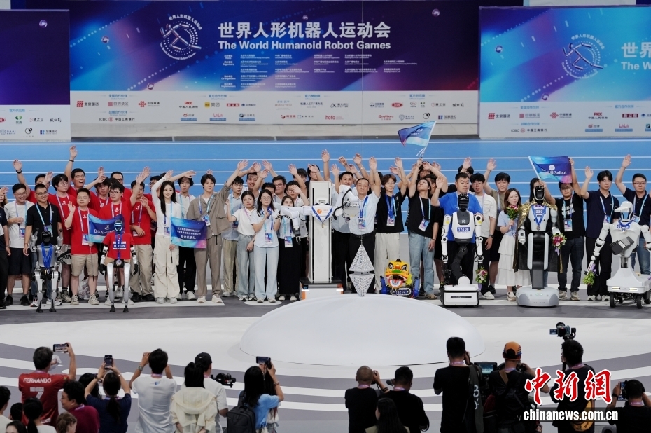 中新社记者 张祥毅 摄 8月17日，2025世界人形机器人运动会在北京国家速滑馆（冰丝带）闭幕。