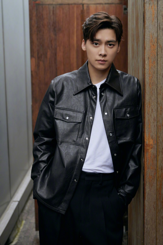 李易峰身着黑色衬衣彰显绅士风格