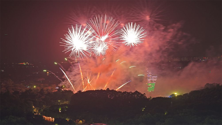 火树银花映金秋 流光溢彩庆华诞