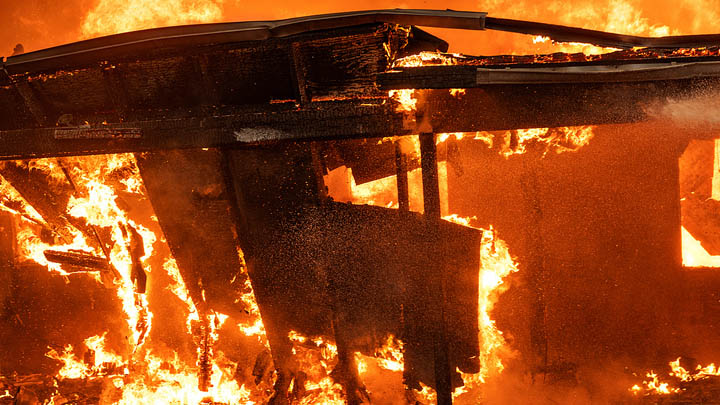 美媒：加利福尼亚州大火一周年，“重建房屋不足12栋”