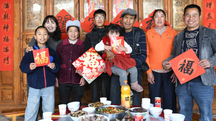 万家灯火守岁时 热气腾腾团圆年——全国各地群众欢度马年除夕