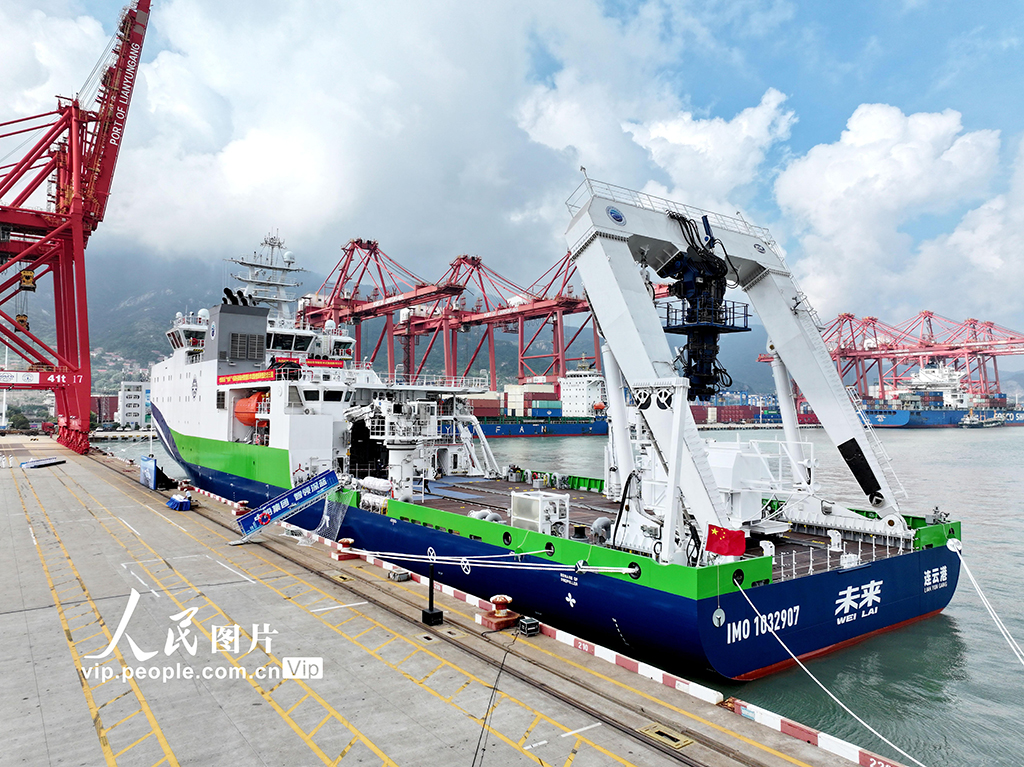 2025年7月27日，“未来”号深远海绿色智能技术试验船顺利抵达江苏省连云港港集装箱码头。 “未来”号是国内首艘深远海绿色智能技术试验船，也是连云港、无锡南北联动的重大科学基础设施项目之一，总长110.8米，满载排水量7000吨，最大航速超15节，定员80人，续航力大于10000海里，在单次任务中能够持续航行至少60天，期间无需外部补给，具备无限航区全球航行能力。这座历时6年科研攻关和设计制造的“移动的海上实验室”，将为国产船舶装备提供真实海洋测试平台，加速推动我国船舶工业绿色智能化转型。王春摄（人民图片网）