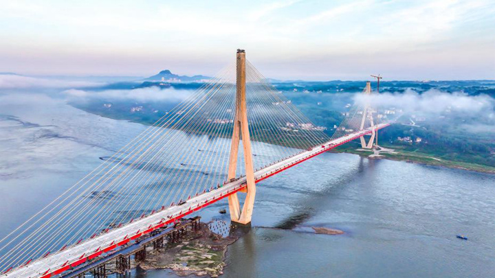 四川泸州：榕山长江大桥建设忙