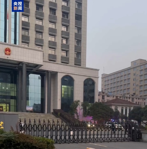 ✅体育直播🏆世界杯直播🏀NBA直播⚽今日宣判！押送李铁的警车已进入法院