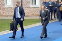 欧盟峰会一幕：梅洛尼离开时冻得瑟瑟发抖