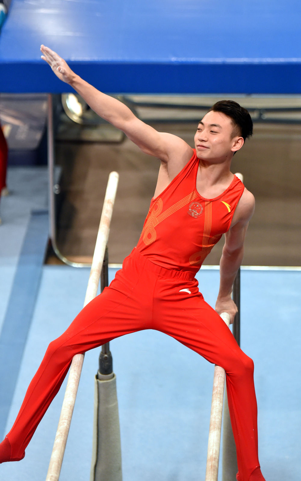 表演开始,东京奥运会体操男子吊环冠军刘洋,举重男子81公斤级冠军