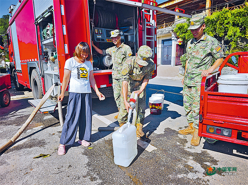 火箭军工程大学官兵送水入户解民困，村民水缸满溢心中感到温暖