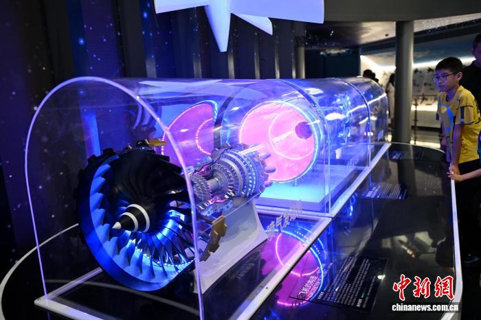 图为各式飞机发动机吸引参观者。中新社记者 吕明 摄