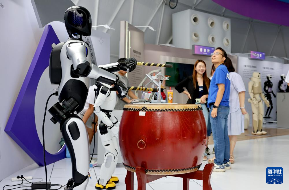 9月10日，机器人小镇展区的机器人在表演敲鼓。 9月10日至9月13日，2025Inclusion·外滩大会在上海黄浦世博园区举行。本届外滩大会除开幕主论坛、开放见解论坛和AI科创系列赛事等活动外，还有近200家科技企业携超30项科技新品在科技主题展亮相，与会者还能在大会设置的机器人小镇和科技集市上，领略人工智能领域的前沿科技。 新华社记者 方喆 摄pagebreak