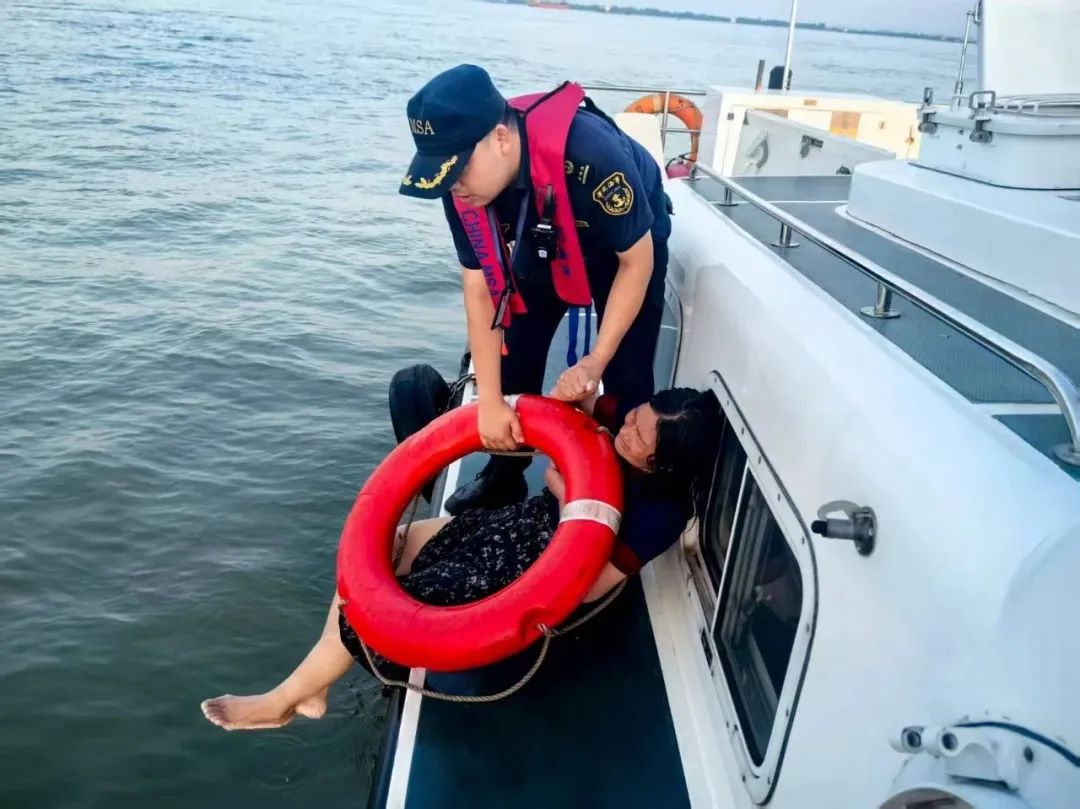 60岁女子不慎落水，在长江中漂流了5小时近100公里！所幸被过路船只发现报警救起插图