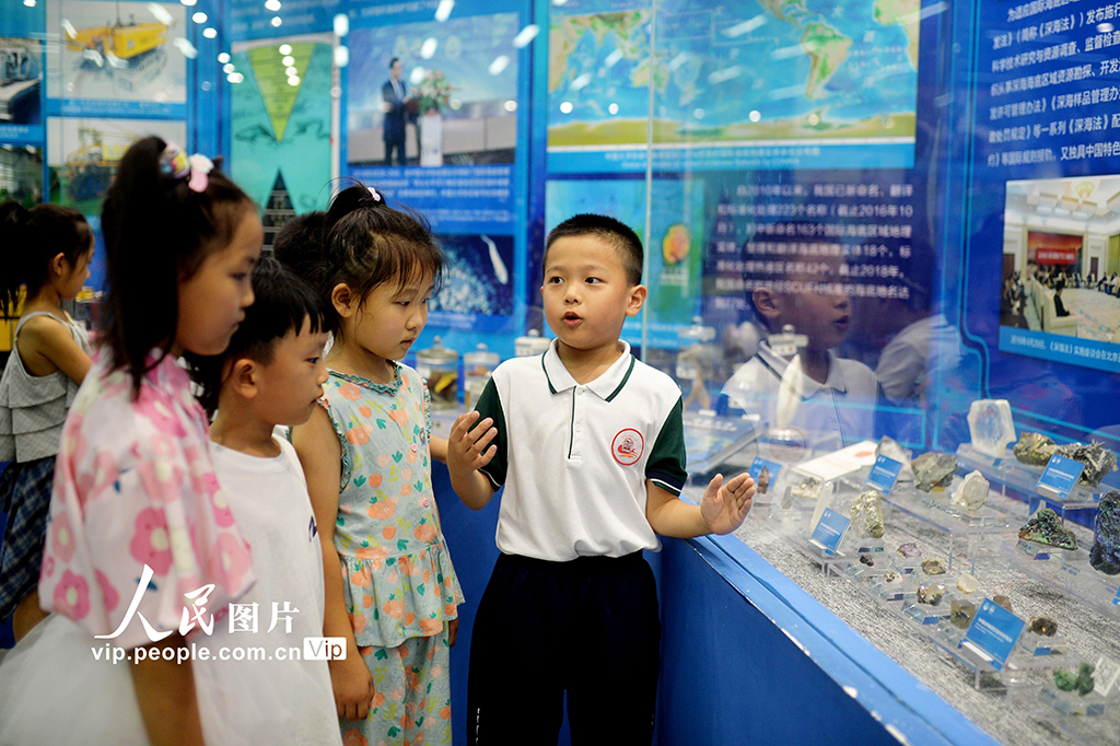 暑期，山东省青岛市市北区上海路小学的孩子们走进自然资源部第一海洋研究所中国大洋样品馆，通过学习海洋科考知识、参观海洋矿物样品等活动，感受科技魅力，丰富暑期生活。王海滨摄（人民图片网）