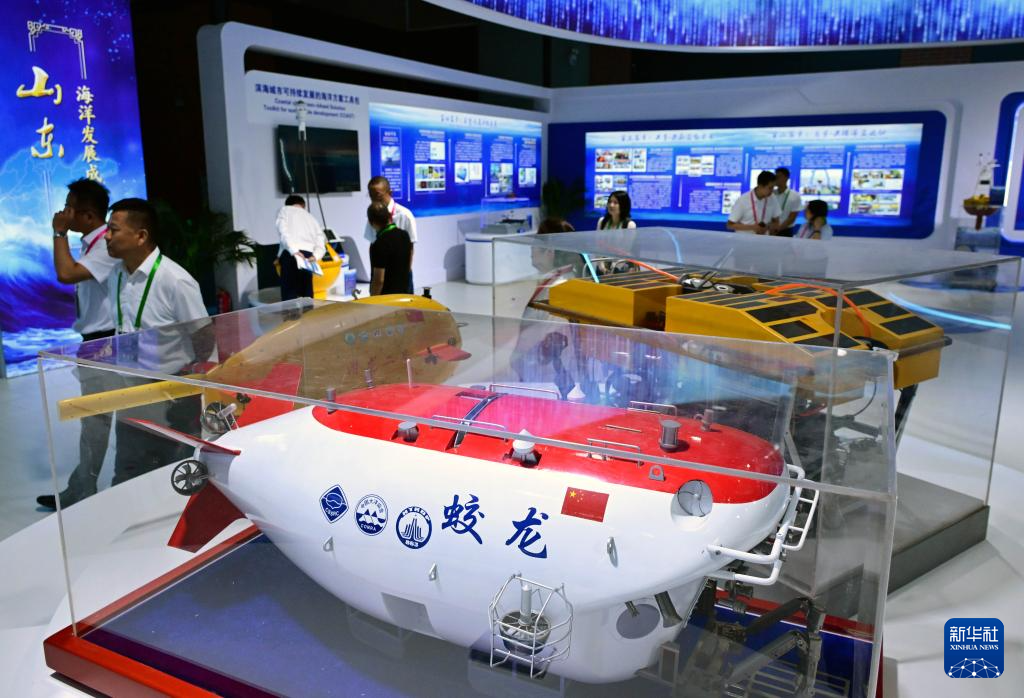 9月8日，参观者在2025东亚海洋博览会海洋发展成果展区参观。 近日，以“从蔚蓝到未来——蓝色·海洋·科技”为主题的2025东亚海洋博览会在山东省青岛市举行。本次博览会汇集了450余家企业或机构参展，集中展示近年来海洋工程、科技装备、海洋生物医药等领域的科技成果。 新华社记者 李紫恒 摄pagebreak