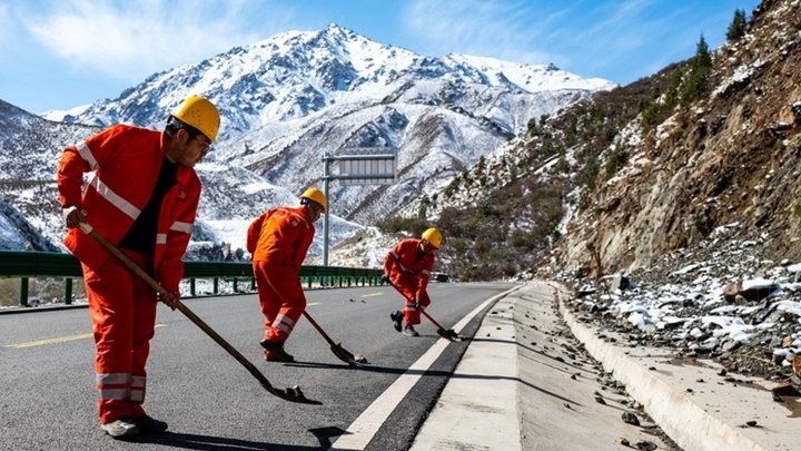 甘肃肃南：清理路面落石 保障道路安全畅通