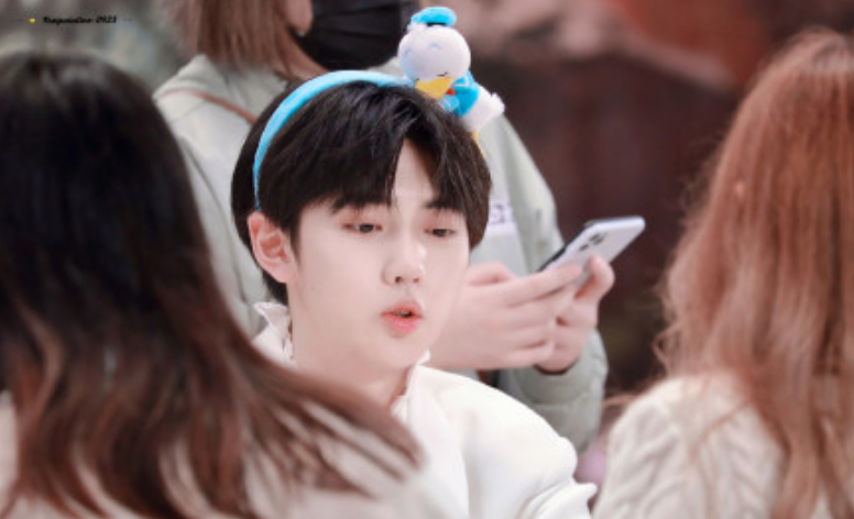 焉栩嘉出席r1se长沙签售会 头戴多个卡通头饰卖萌可可爱爱