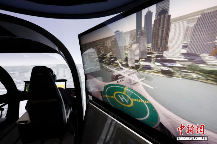 9月4日，工程师在模拟机上进行设备调试。近日，上海沃兰特航空技术有限责任公司电动垂直起降航空器（eVTOL）VE25工程模拟机正式开启试飞员训练。这台专业级工程模拟机是国内首台专业级eVTOL工程模拟机，将为eVTOL的工程试验、适航验证、飞行训练等全产业链发展积累宝贵。中新社记者 殷立勤 摄