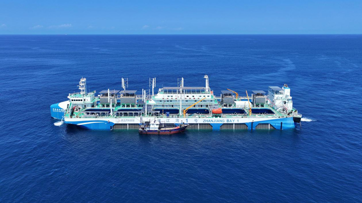 全球首艘漂浮式动力定位养殖平台“湛江湾1号”顺利迎来首次捕捞