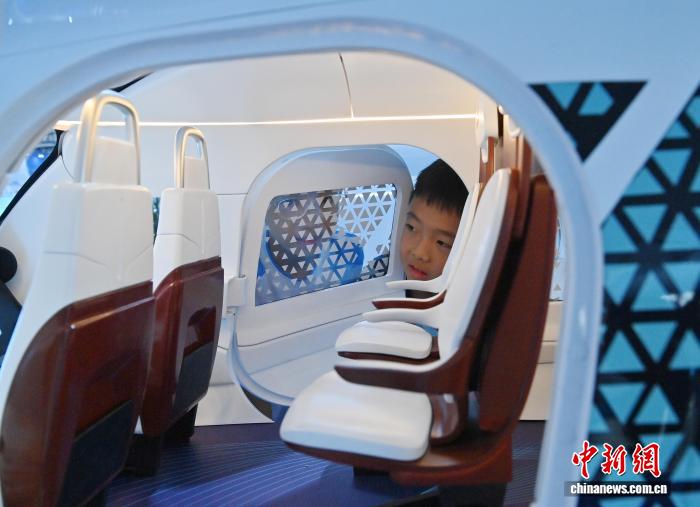 图为小朋友参观载人航空器模型。 中新社记者 张瑶 摄