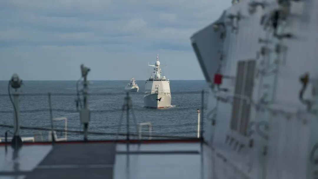 “和平友谊-2025”联合演习：中马海军舰艇编队展开协同海上演练