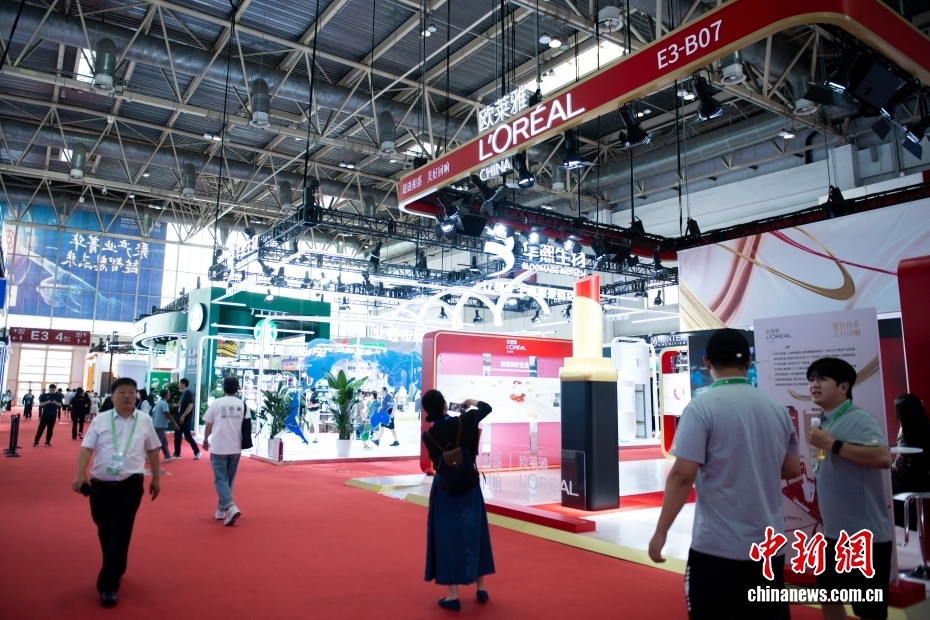 图为观众在链博会展区参观。 中新网记者 李骏 摄