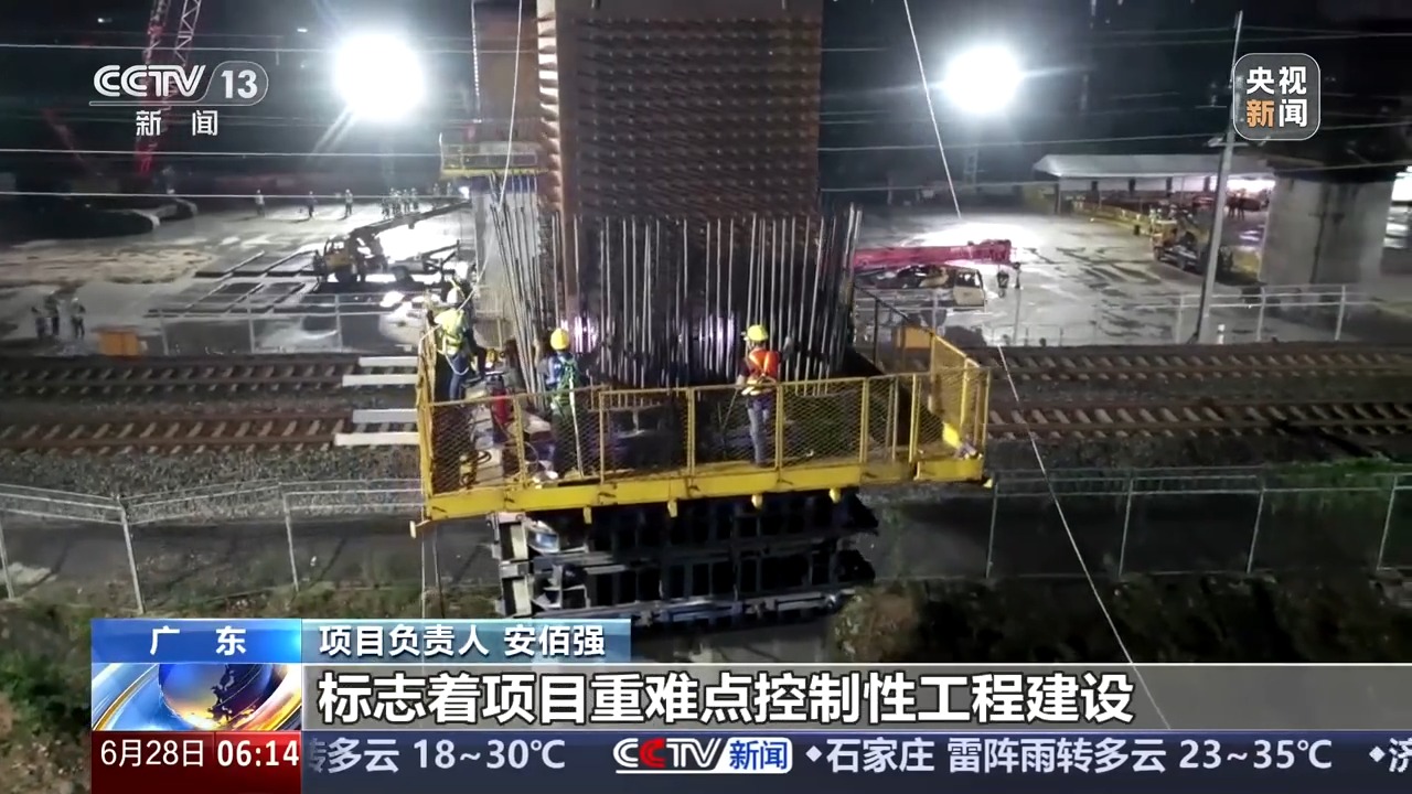 新进展+1 跨厦深铁路特大桥门式墩钢盖梁吊装完成