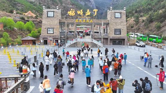 稻城亚丁8月起限时免票 首日游客同比增长61%