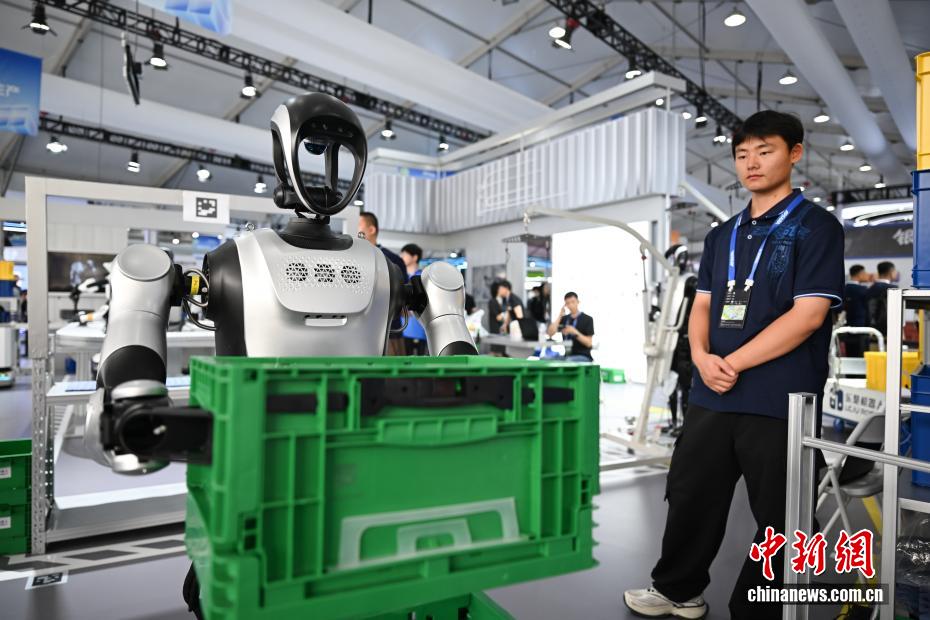 中新社记者 王刚 摄 9月24日，产业机器人搬运物体。当日，2025云栖大会在浙江杭州开幕，大会以“云智一体·碳硅共生”为主题，500余家企业的大模型、具身智能等3500多件产品集中亮相，全景呈现AI的技术演进与产业落地。