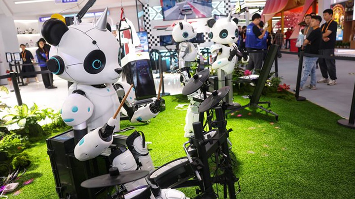 在服贸会体验机器人新技艺