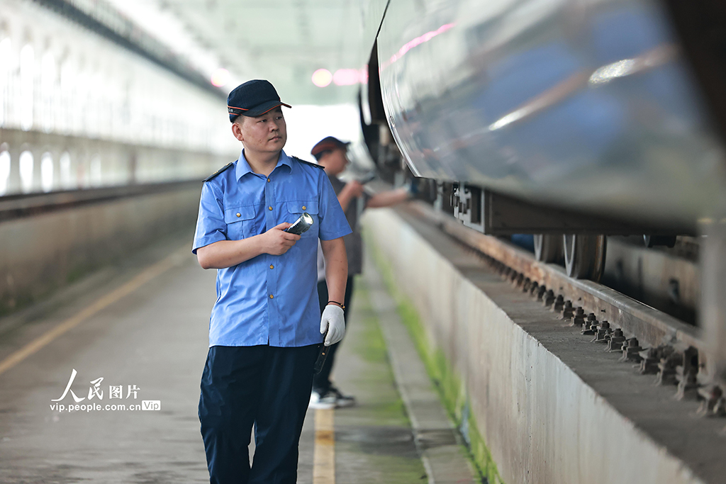 2025年暑运拉开帷幕，中国铁路成都局集团有限公司重庆车辆段重庆北动集运用车间，对配属的21组CR200J动车组列车加强了检修整备工作，全力保障暑运期间旅客出行安全。苏志刚摄（人民图片网）