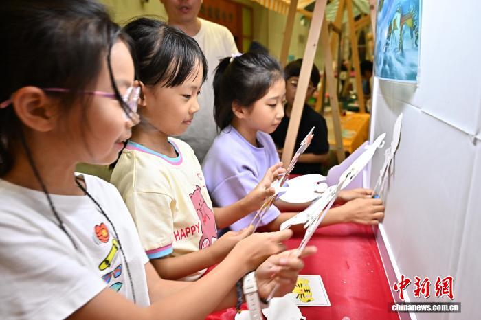 9月14日晚，山西省太原市，青少年在科技馆体验“光影戏”。当日，山西省科学技术馆推出“科学之夜”全国科普月活动，吸引众多青少年前来参加，让孩子们在玩乐中感受科学的魅力。中新社记者 韦亮 摄