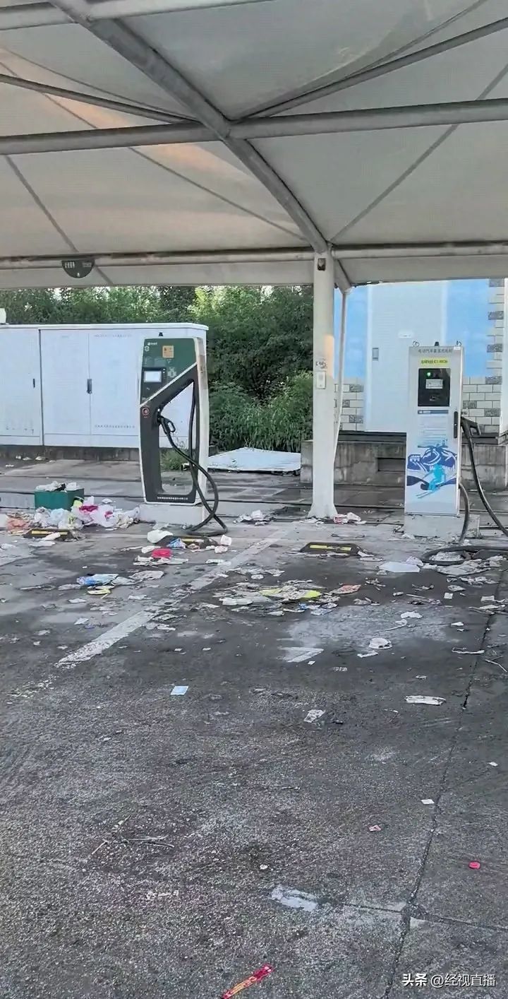 河北张家口一高速服务区垃圾成灾,休息区桌椅上堆满泡面桶,官方回应-图片1