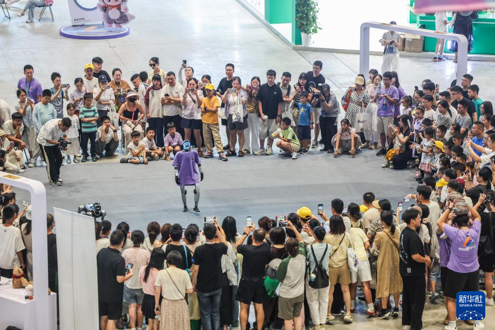 8月17日，在青少年科技嘉年华上，宇树科技机器人在为观众进行舞蹈表演。 8月15日至25日，首届乌镇青少年科技嘉年华在浙江省桐乡市乌镇举行。这场为期11天的科技盛宴，汇聚4万余名全球青少年科技爱好者，让千年水乡古镇成为连接当下与未来的“科技体验场”。 作为世界互联网大会永久举办地，乌镇此次联动互联网之光博览中心、互联网国际会展中心、世界互联网科技馆三大场馆，打造青少年科技嘉年华，推出“赛、学、玩”三大板块，通过举办全国青少年劳动技能与智能设计大赛、全国青少年信息素养大赛、全国青少年人工智能创新挑战赛，打造沉浸式体验的“未来实验室”，开设“全球科技灵感市集”等，为青少年搭建起展示智慧、激发创新、触摸未来的综合平台。 新华社记者 徐昱 摄