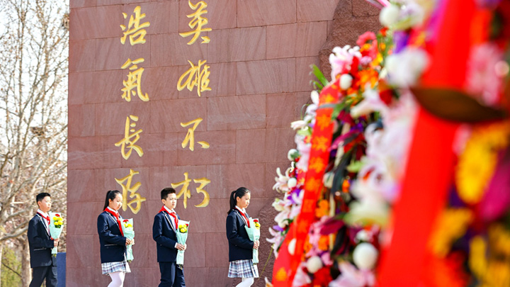 清明节前祭先烈