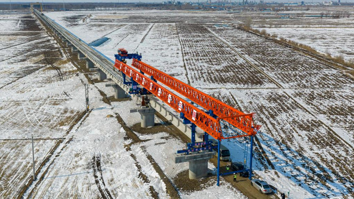 中欧班列“东通道”口岸段最长桥复工架梁