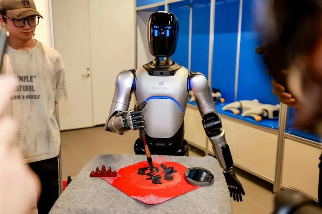 图为在江苏无锡惠山古镇的机器人体验中心，游客与机器人进行互动。（受访者供图）