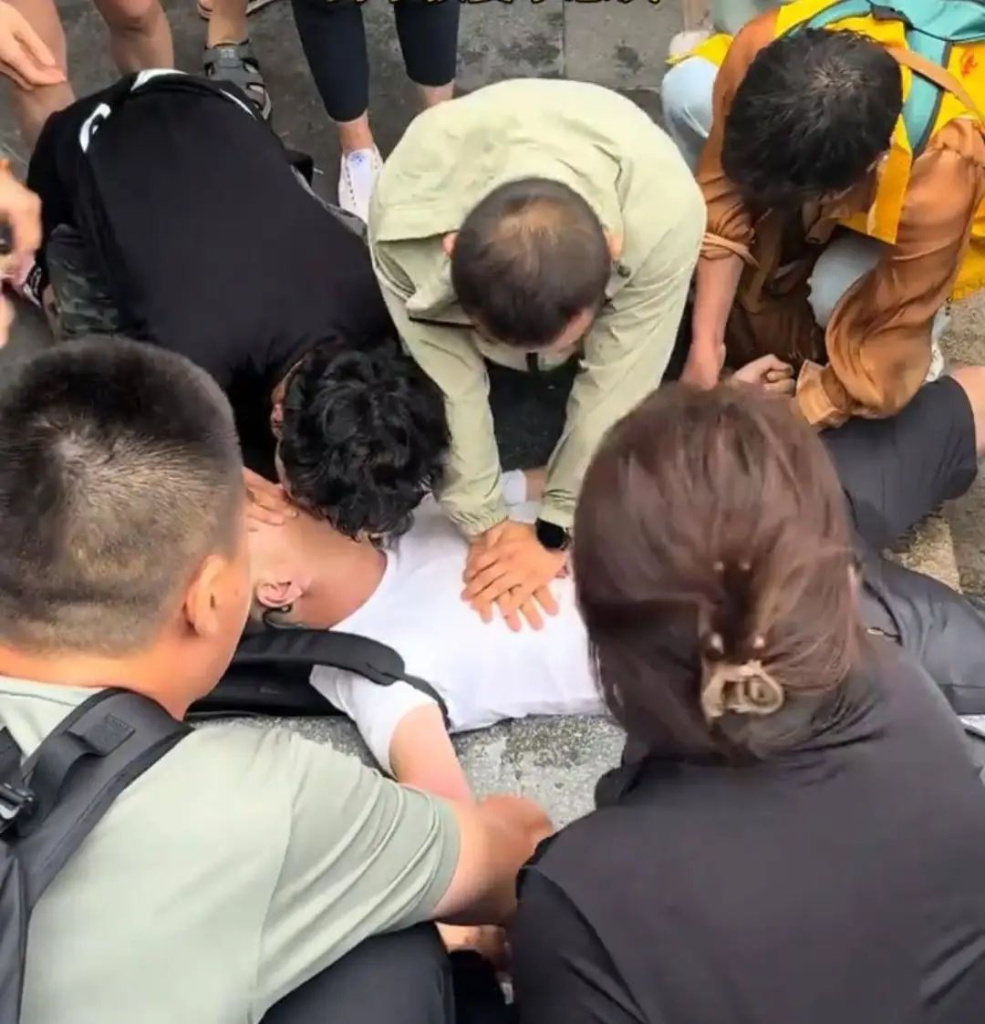 男子爬五台山不幸身亡，多名游客曾跪地按压轮流施救，急救人员：死者50岁，有高血压史插图