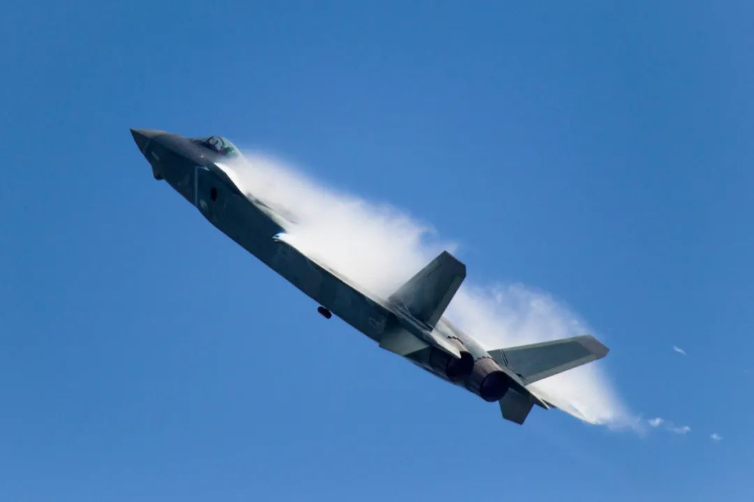 今天,歼-20首飞10周年!