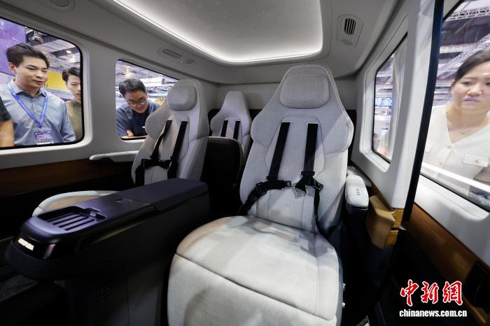 7月23日，观众了解eVTOL(电动垂直起降)航空器最新客舱布局。当日，2025国际低空经济博览会在国家会展中心(上海)举办。据悉，此次展会面积6万平方米，参展商数量近300家，将举办30多场论坛活动，预计吸引参观人数超5万人次，为低空经济管理、研究、生产、服务与应用等展商和观众打造展示交流平台。中新社记者 殷立勤 摄