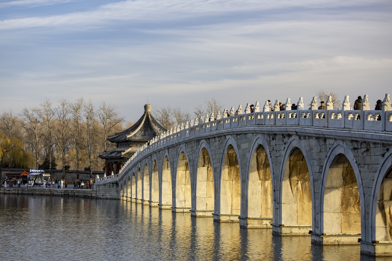 北京颐和园十七孔桥金光穿洞