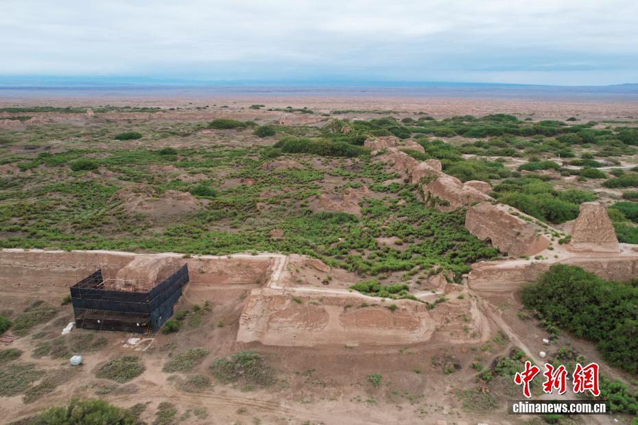 中新社记者 李亚龙 摄 8月7日，航拍位于甘肃省酒泉市瓜州县的锁阳城遗址内城北墙保护修缮项目。近期，锁阳城遗址迎保护修缮，目前项目施工单位敦煌研究院文保中心已完成西北瓮城、北墙一段等3个单位工程量，此次工程主要针对遗址的裂隙发育、根部掏蚀坍塌、冲沟发育、表面风蚀风化、植物破坏等方面的病害进行保护修缮。近年来，为提升对锁阳城文物的保护，锁阳城遗址保护所引入遥感测绘技术对锁阳城遗址进行航拍扫描和三维重建，敦煌研究院研发烧料礓石等材料，对锁阳城遗址本体的裂隙、冲沟、掏蚀等病害进行修缮，有效提升了遗址的抗风蚀、抗坍塌能力，延长了遗址的保存寿命。锁阳城遗址在2014年被列为世界文化遗产，是中国西部规模最大，保存最为完好的隋唐西夏时期州郡一级古城址中的典型代表。（无人机照片）