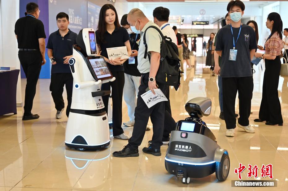 中新社记者 陈楚红 摄 5月21日，2025全球智能机器人发展大会在广东省广州白云国际会议中心开幕。大会以“遇见未来，拥抱智能”为主题，汇聚全球顶尖行业领袖、权威学者及创新企业代表，深入探讨人工智能在智能制造、工作生活、服务消费等领域的潜力与挑战。图为一展位展出的服务机器人吸引嘉宾咨询。