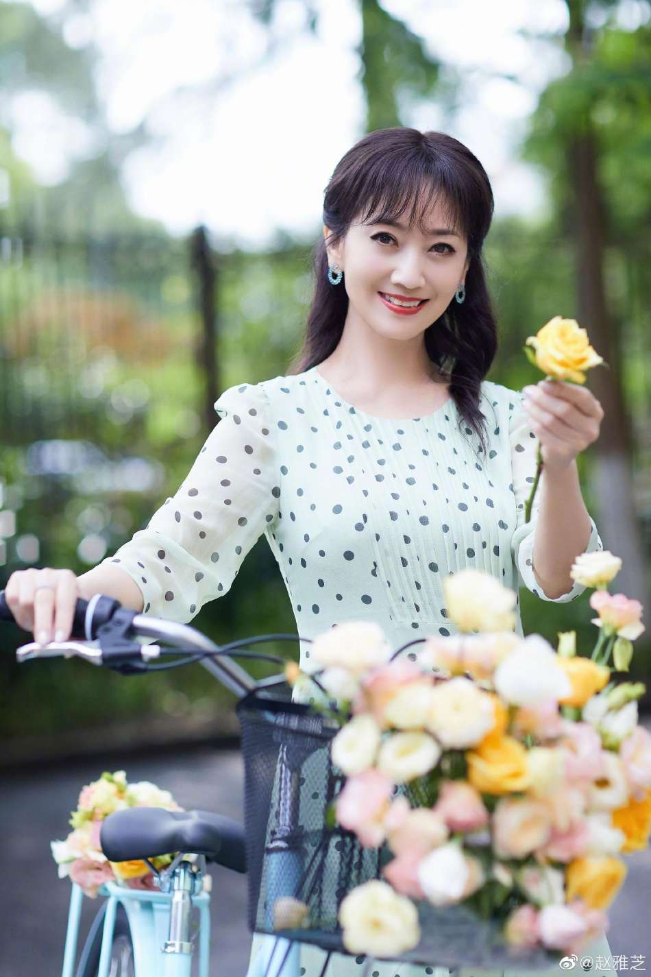赵雅芝身着碎花长裙  卷发造型更优雅!
