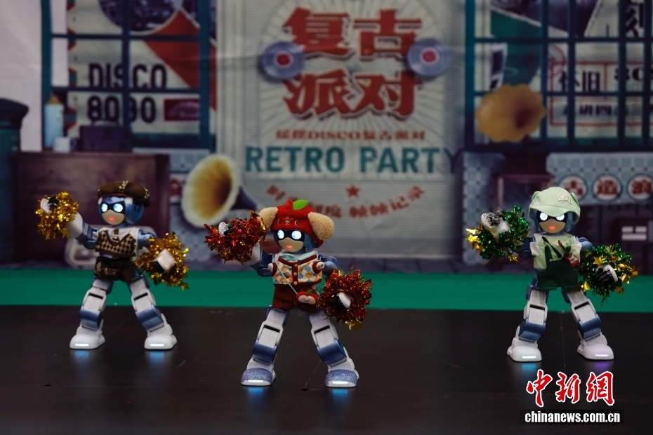 中新社记者 韩海丹 摄 8月2日，2025年华北五省（市、自治区）大学生机器人大赛舞蹈专项赛在北京信息科技大学举行。作为2025世界人形机器人运动会外围赛集体舞蹈赛的预选赛，本次大赛共有19所高校、32支队伍、176名师生参加。