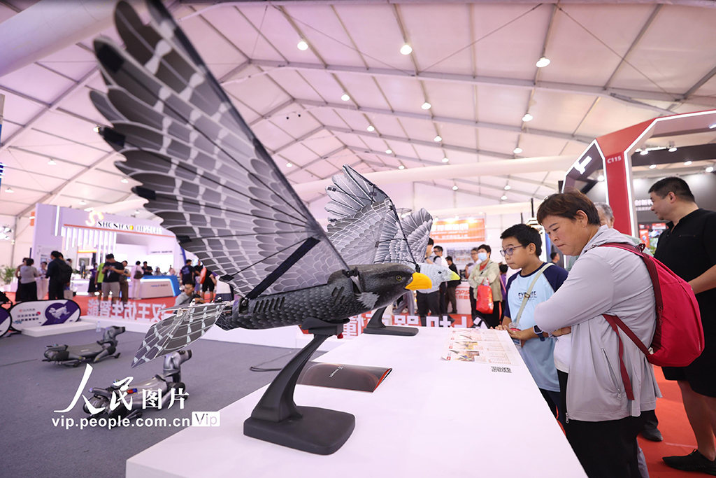 8月12日，2025世界机器人大会在北京闭幕。期间，200余家国内外企业集中展示了工业、家庭、医疗、应急等多领域的机器人应用成果，互动体验环节为本次大会的最大亮点。受暑期档与科技魅力的双重影响，众多家长带着孩子观展，使大会现场成为生动的校外科技教育阵地。孩子们在互动体验中拓宽视野、增长见识，对科学技术的兴趣被有效激发。陈晓根摄（人民图片网）