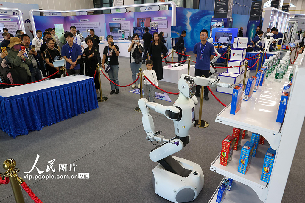 2025年4月25日，由中国电子学会主办的首届具身智能机器人运动会在江苏省无锡市盛大举行，超过150台具身智能机器人参与此次赛事。 本次运动会围绕竞技赛与应用赛两大板块展开，共设置了竞速跑、越野跑、足球、篮球、舞蹈、格斗、搬运、智能抓取、室内救援、创新场景应用这10个大项。运动会将评选出技术类、互动类、场景类、设计类这4大类奖项，全方位展现具身智能机器人领域的技术突破成果以及应用落地成效。朱吉鹏摄（人民图片网）